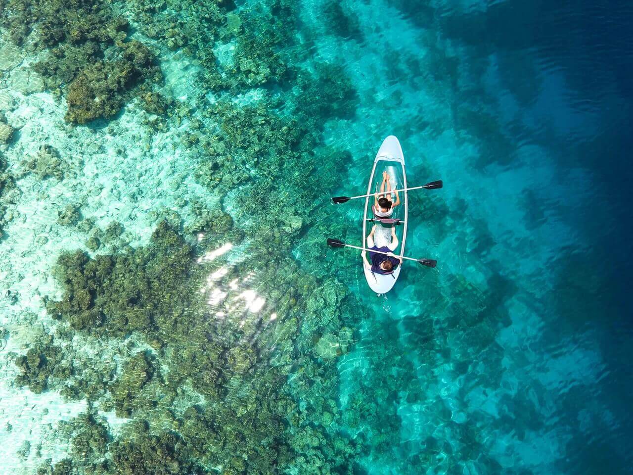 Een koppel aan het kanoën bij de Great Barrier Reef in Australië