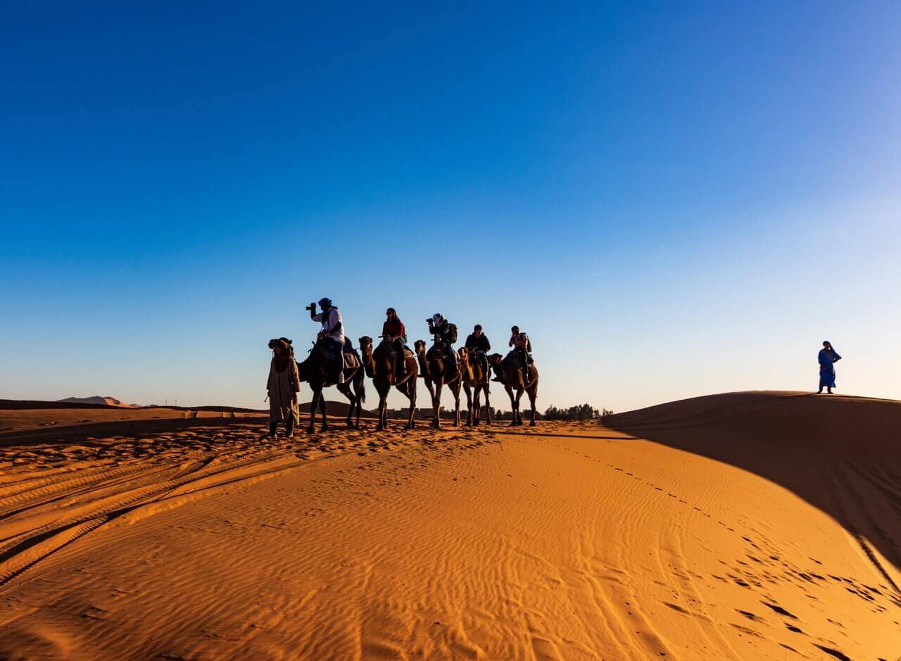 Kamelentocht in de woestijn van Marokko