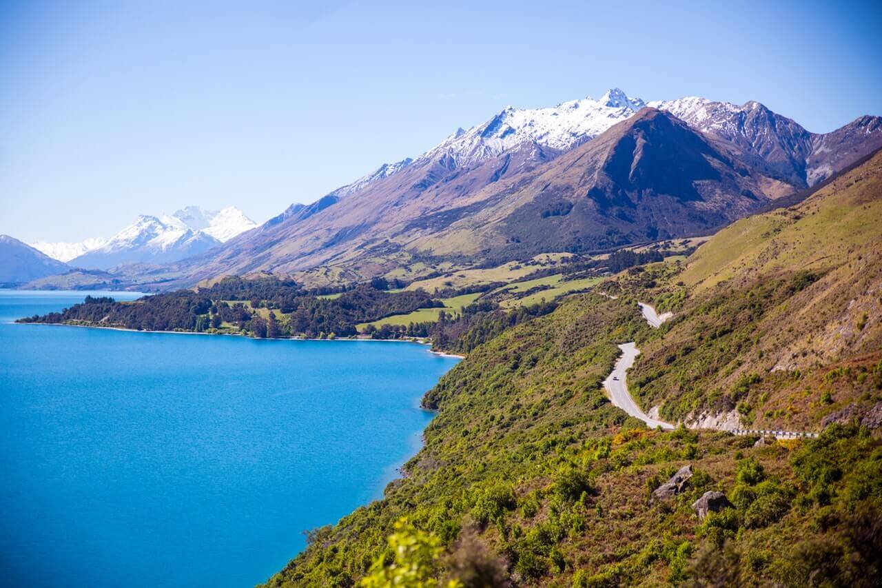Bergen en mooi blauw water in Nieuw-Zeeland