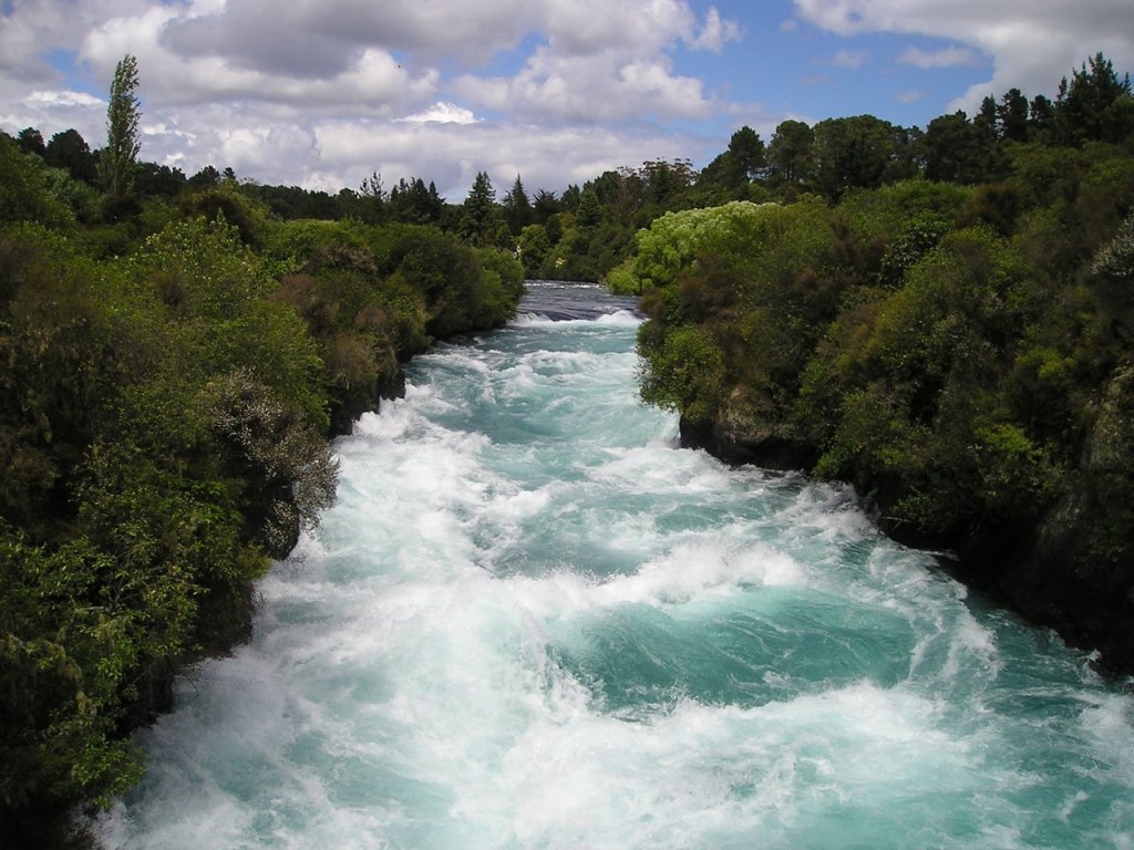Wilde rivier midden in de natuur van Nieuw-Zeeland