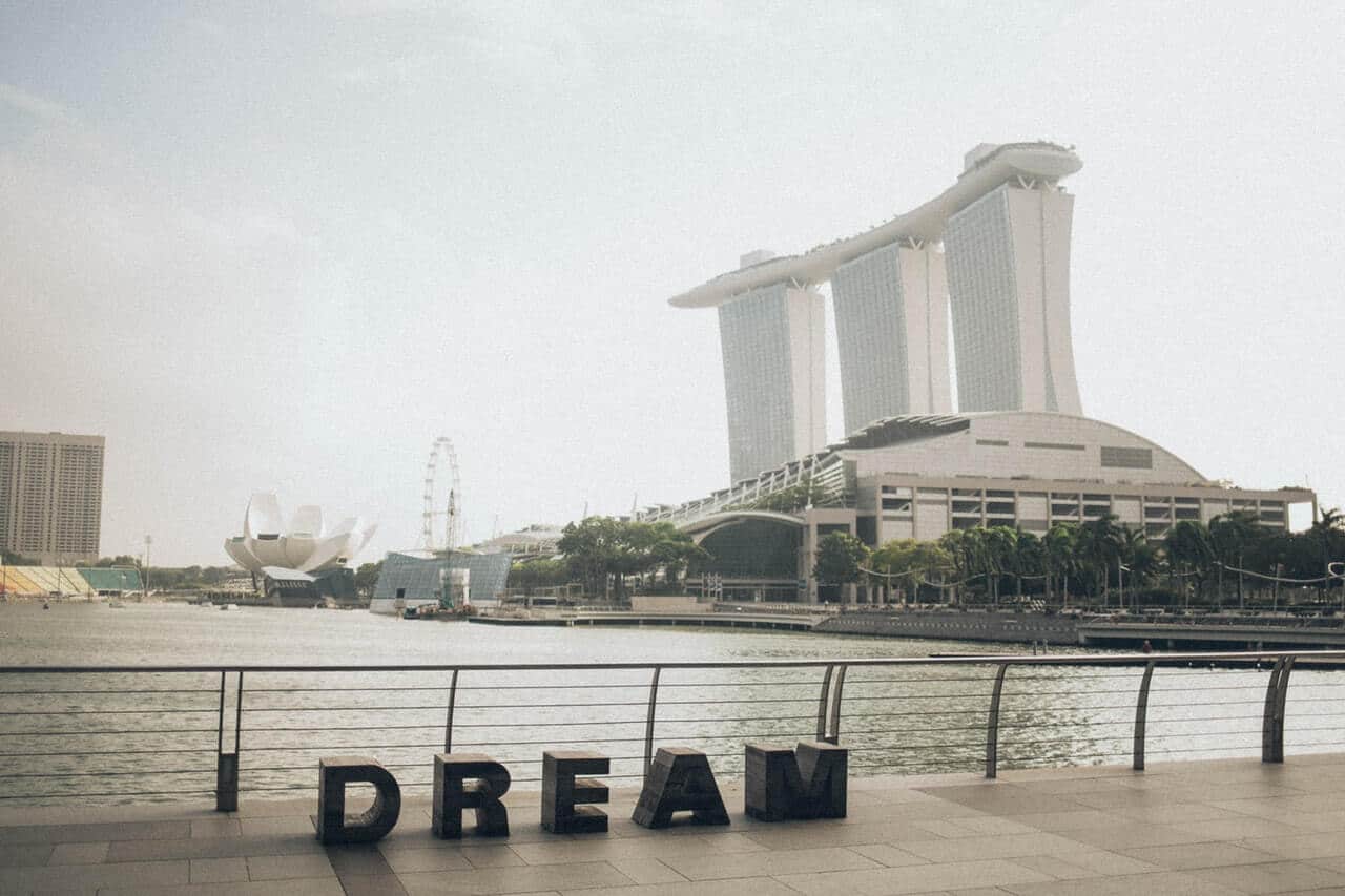 Skyline van Singapore bij daglicht met op de voorgrond de tekst "DREAM".