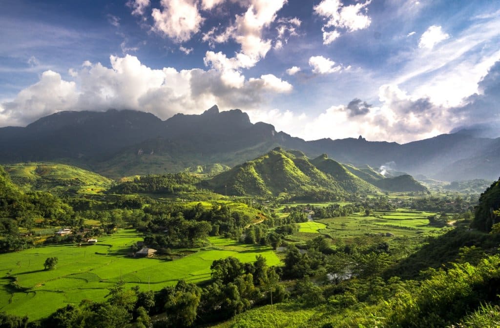 Luchtfoto van de mooie natuur in Vietnam met op de achtergrond bergen.