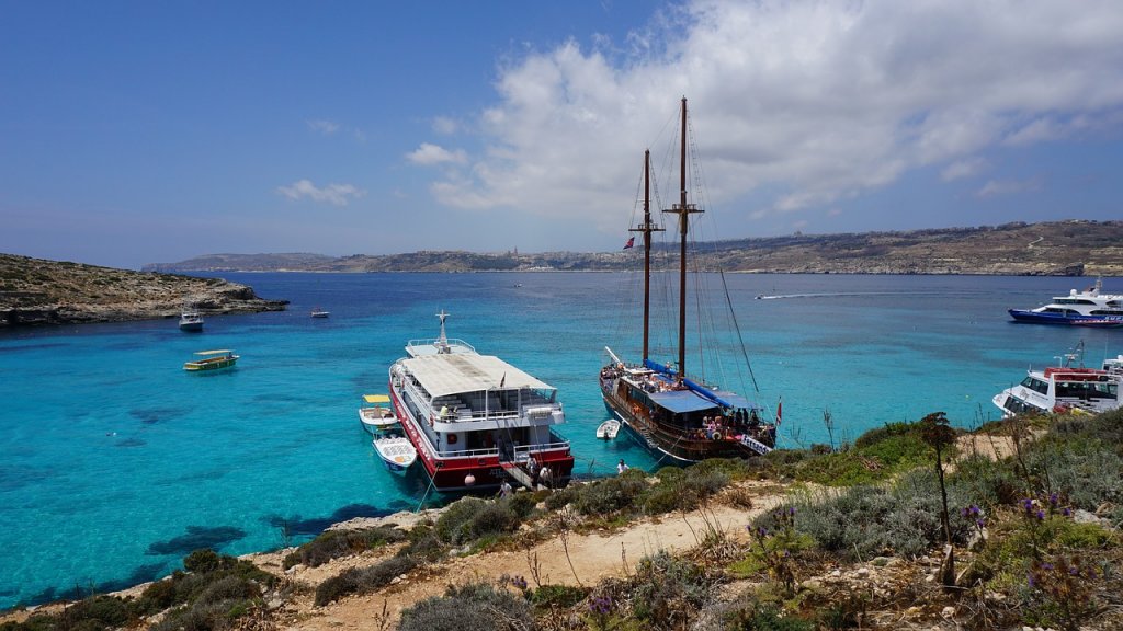 Blue Lagoon in Malta met twee bootjes op de voorgrond