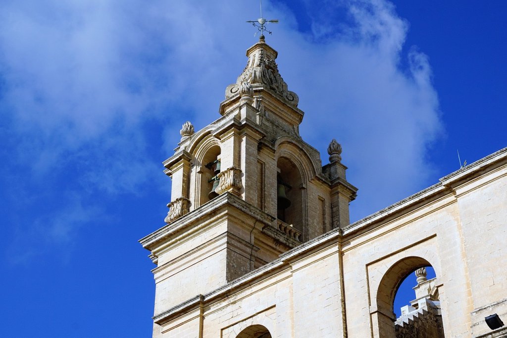 Kerk in Malta met helder blauwe lucht
