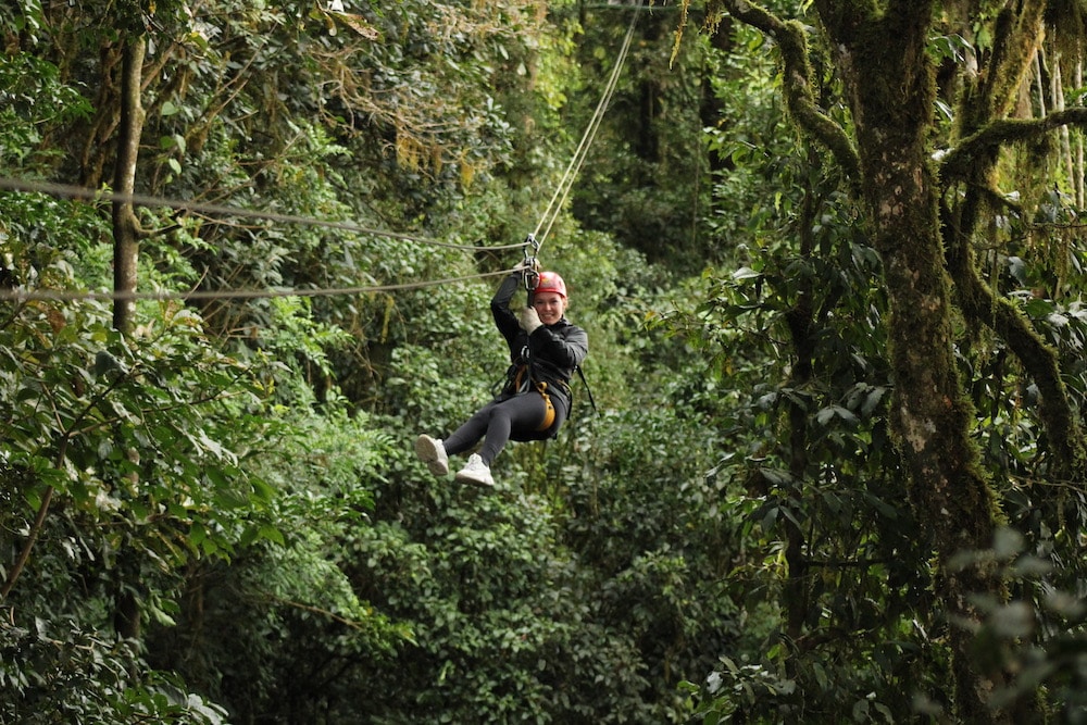 Demi aan het ziplinen in Monteverde, Costa Rica